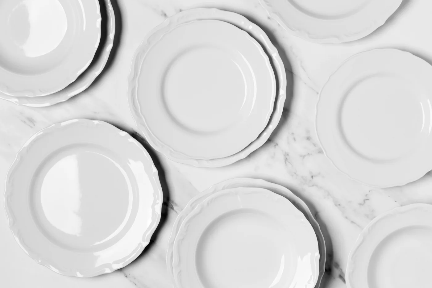 Pratos de porcelana branca limpos sobre mármore